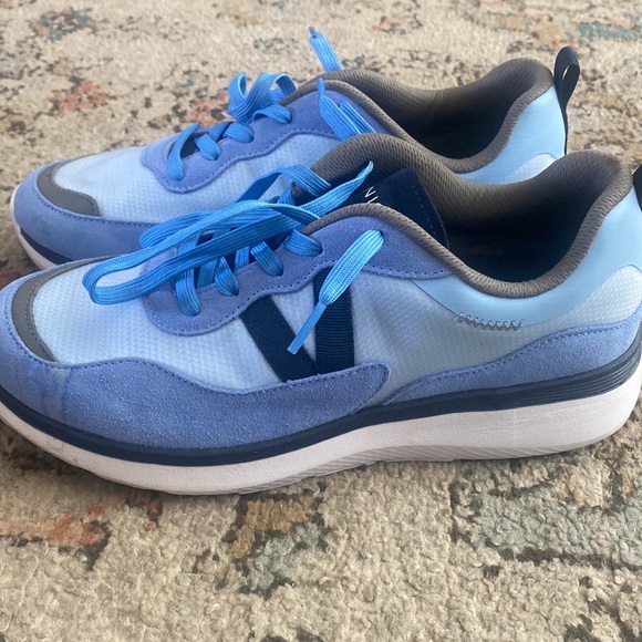 Vionic 10 - Picture 2 of 8